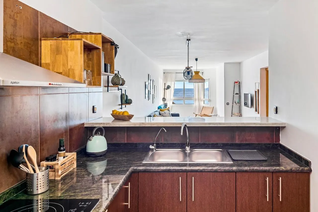 Artistic Beachfront Apartment With Ocean Views Radazul