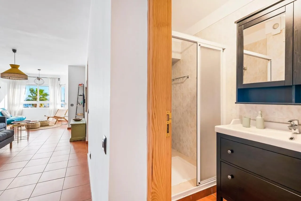 Artistic Beachfront Apartment With Ocean Views Radazul